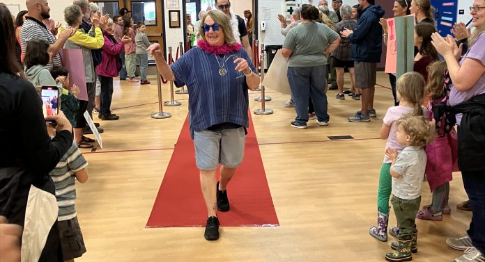 AE/MS Returning Teachers Greeted by Cheering Community Members