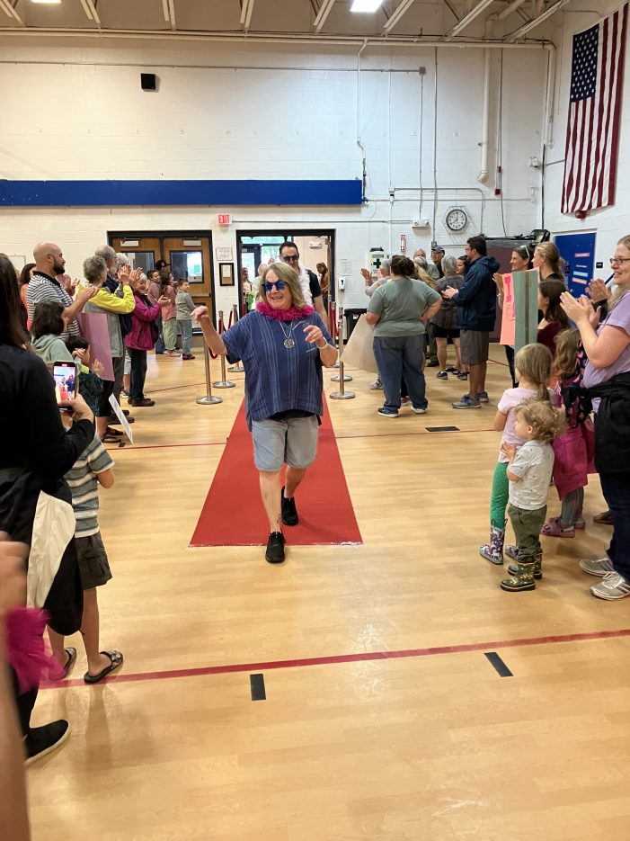 AE/MS Returning Teachers Greeted by Cheering Community Members